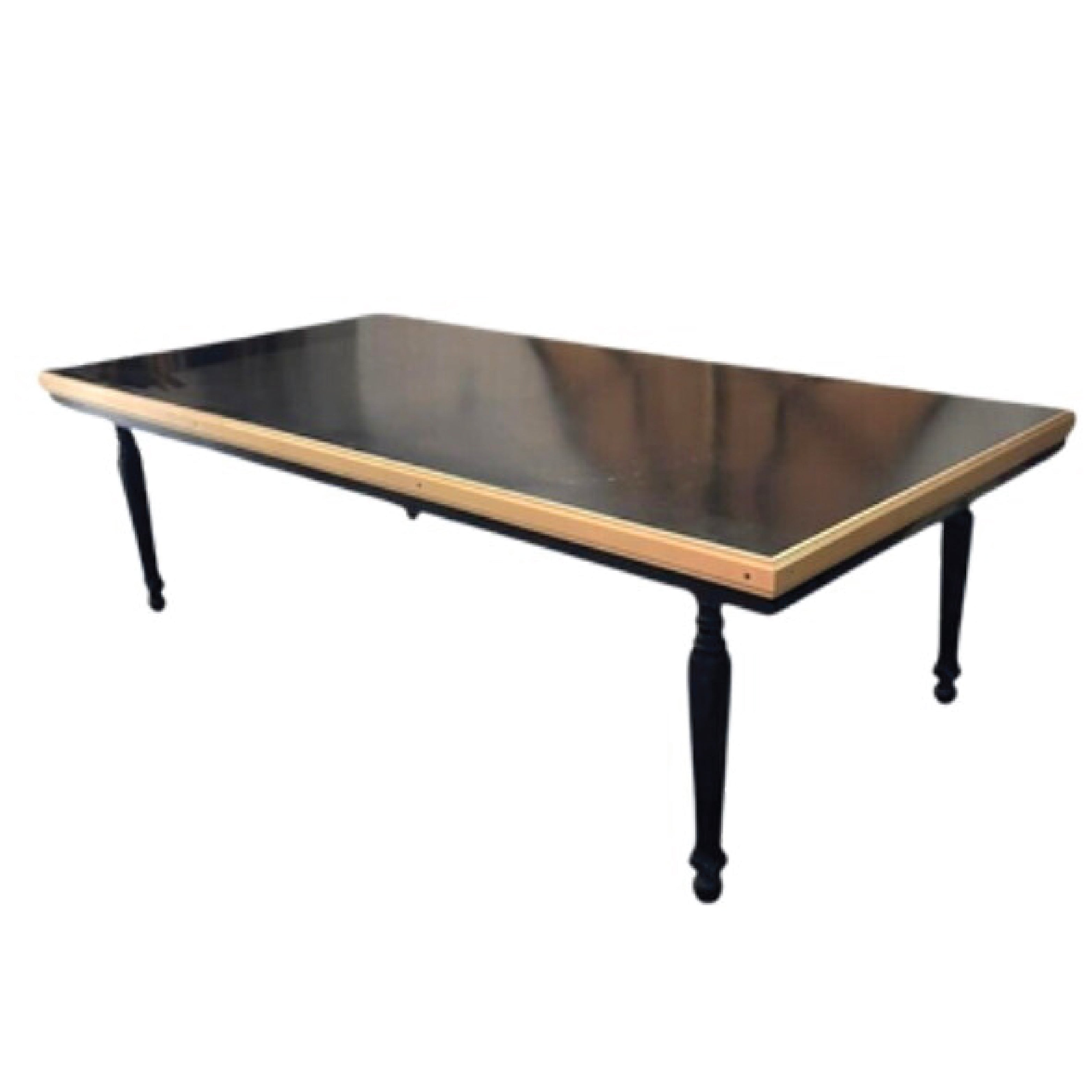 Mesa negra de madera con filo dorado